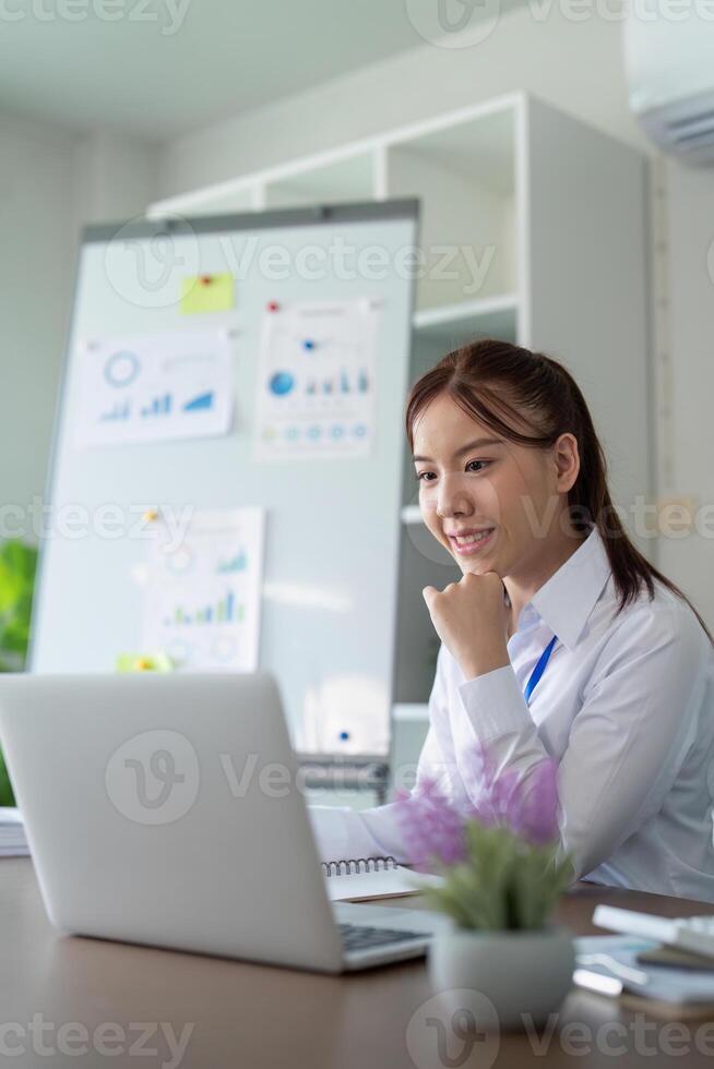 jong bedrijf vrouw Aziatisch of werknemer accounting boekhouding documenten controle financieel gegevens of afzet verslag doen van werken in kantoor met laptop. papierwerk beheer foto