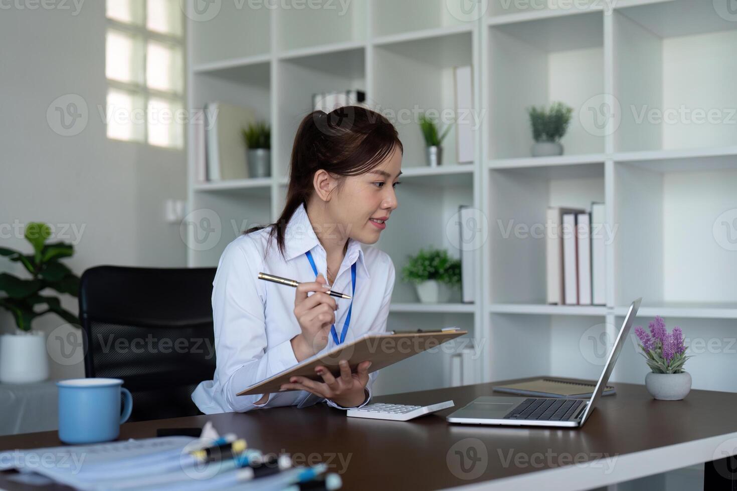 jong bedrijf vrouw Aziatisch of werknemer accounting boekhouding documenten controle financieel gegevens of afzet verslag doen van werken in kantoor met laptop. papierwerk beheer foto