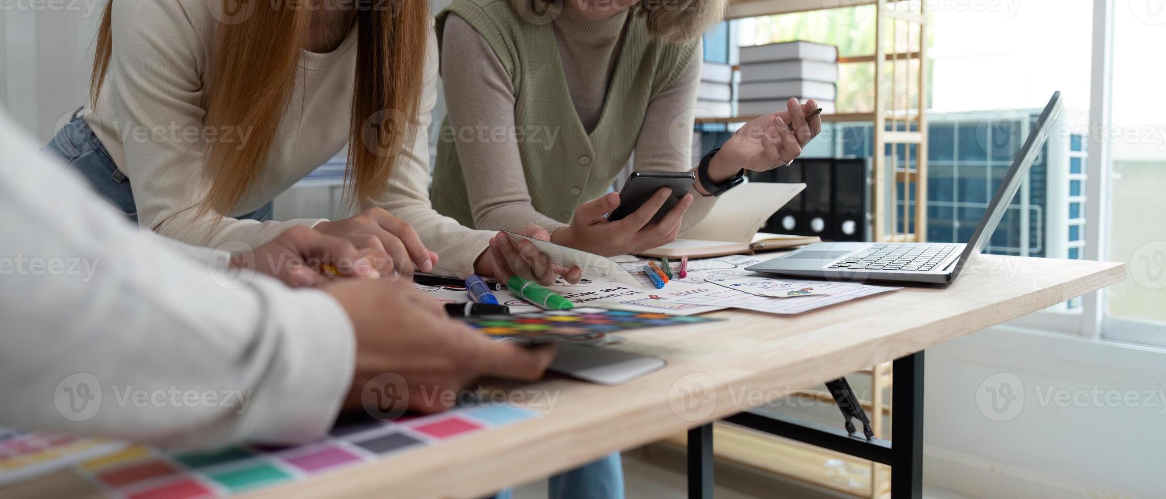 brainstorm team van creatief web grafisch ontwerper planning, groep van mobiel telefoon app ontwikkelaar team vergadering voor delen ideeën over scherm voorlopig ontwerp lay-out voor smartphone. opstarten planning ui en ux foto