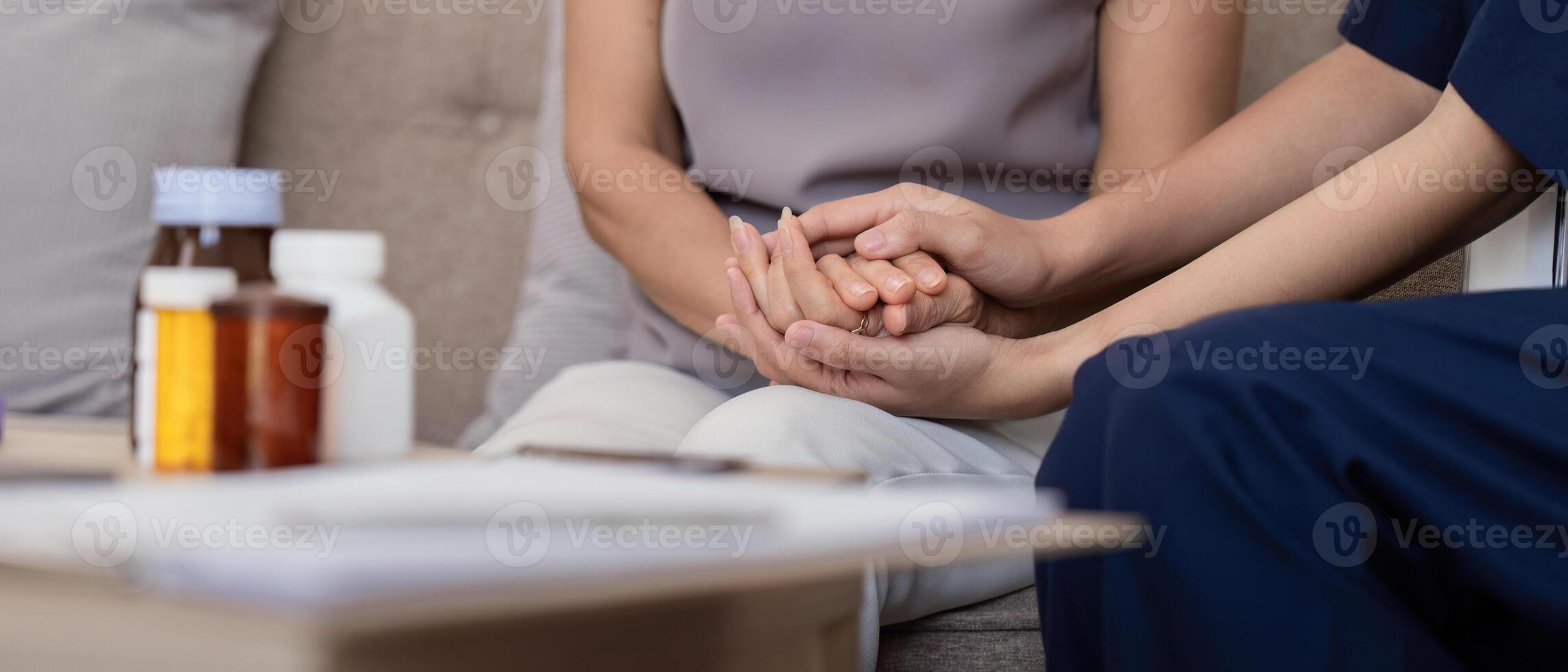 dokter of verzorger vrouw Holding ouderen vrouw geduldig hand- juichen en aanmoedigen terwijl controle Gezondheid foto