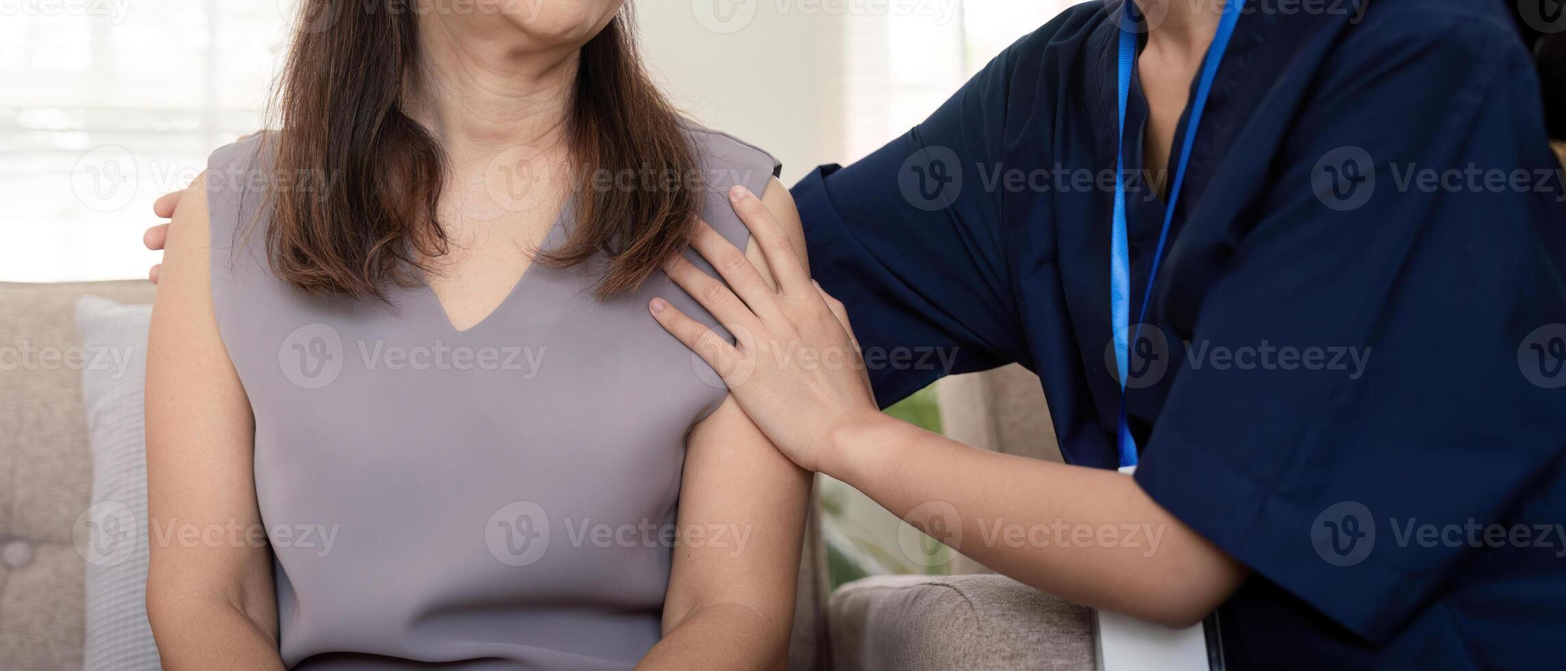 dokter of verzorger vrouw Holding ouderen vrouw geduldig hand- juichen en aanmoedigen terwijl controle Gezondheid foto