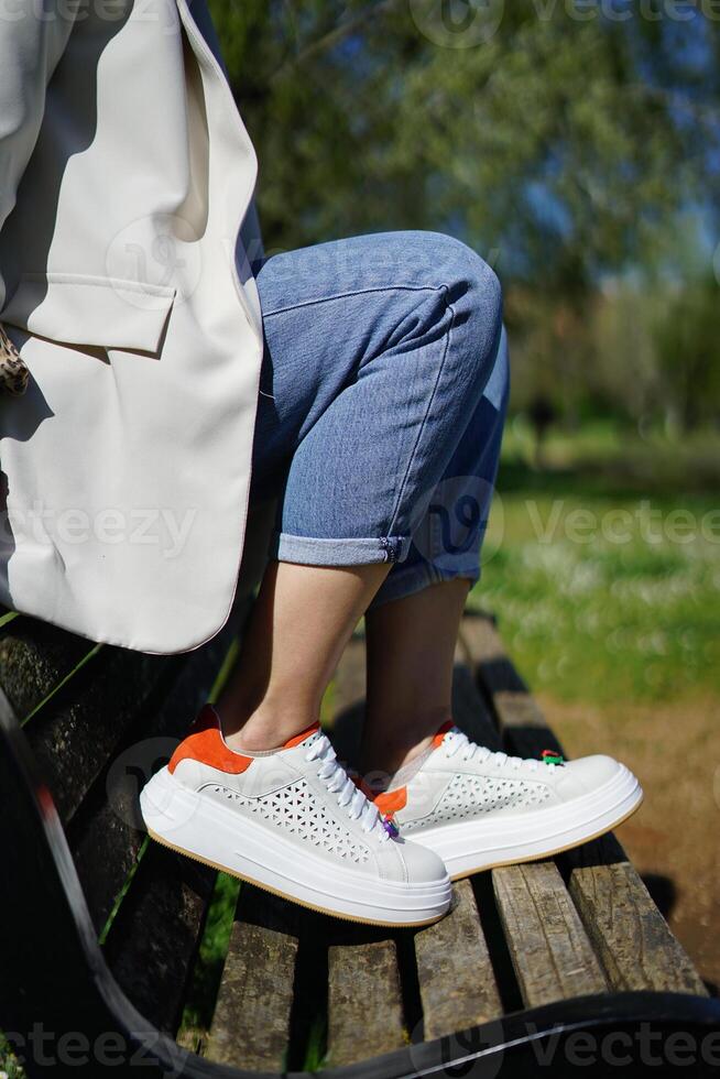 wit sportschoenen voor Dames een voorjaar stijl foto