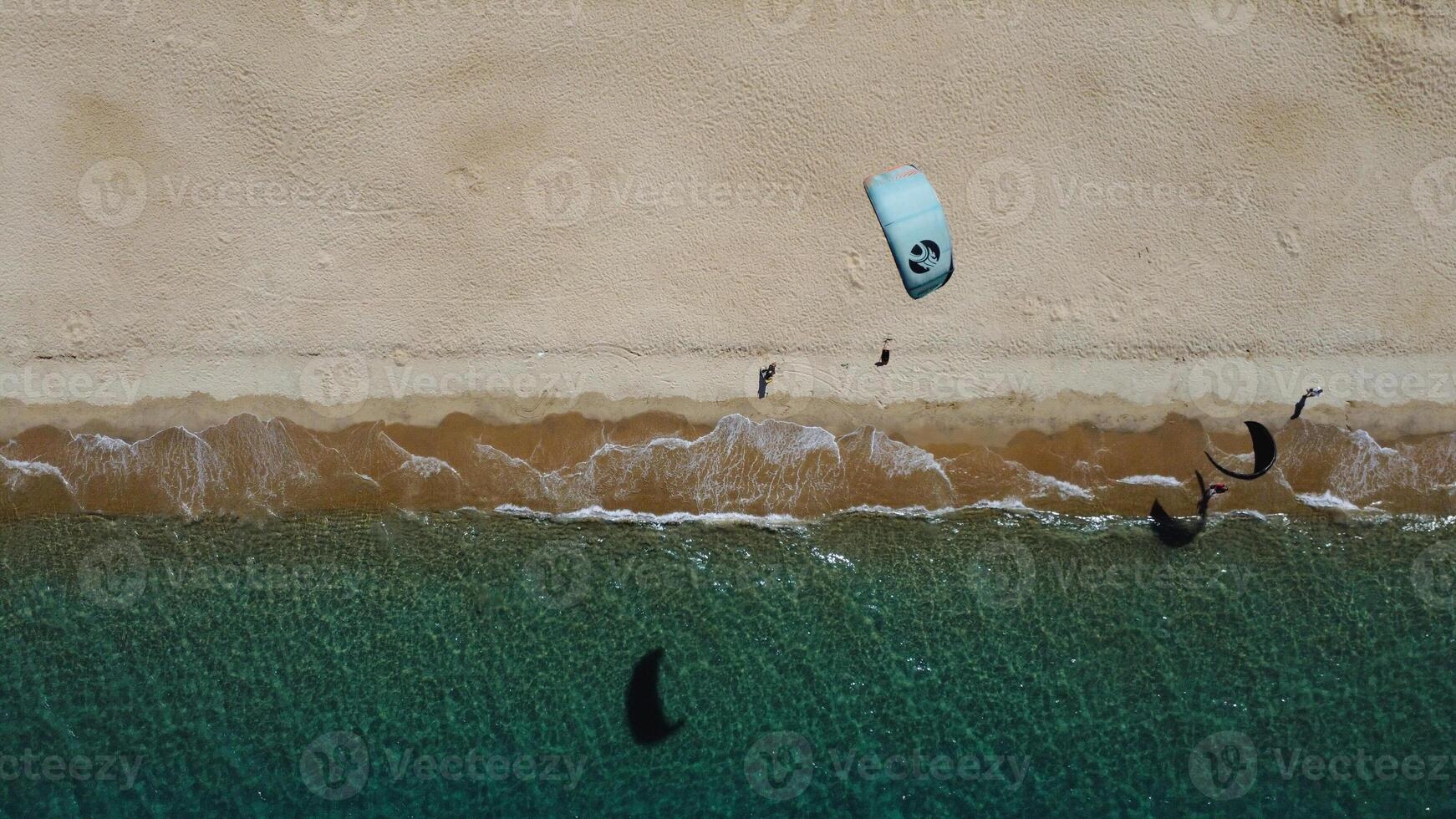 antenne visie van kitesurfen Aan de golven van de zee in mui ne strand, phan dief, binh Thuan, Vietnam. kitesurfen, kiteboarden actie foto's foto