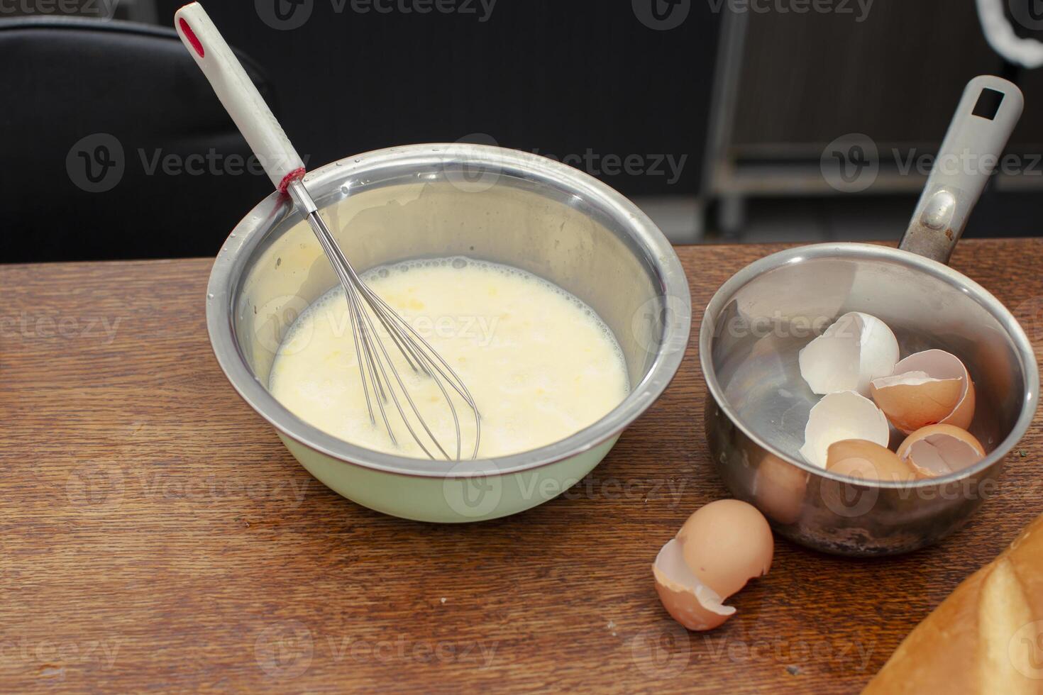 in een kom Daar is een mengsel voor maken een omelet en schelpen voor eieren. foto