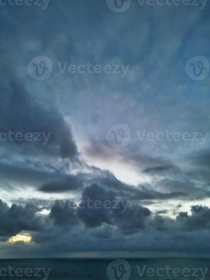 antenne visie van walmer strand en zee visie gedurende zonsopkomst, kent, Engeland Verenigde koninkrijk. april 21e, 2024 foto