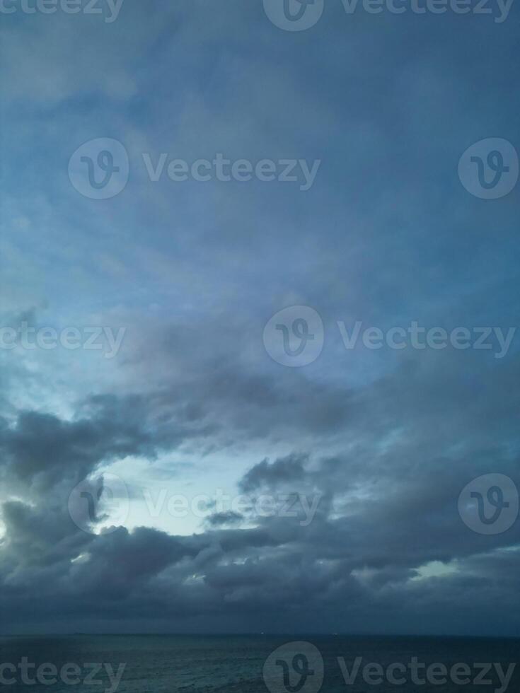 antenne visie van walmer strand en zee visie gedurende zonsopkomst, kent, Engeland Verenigde koninkrijk. april 21e, 2024 foto