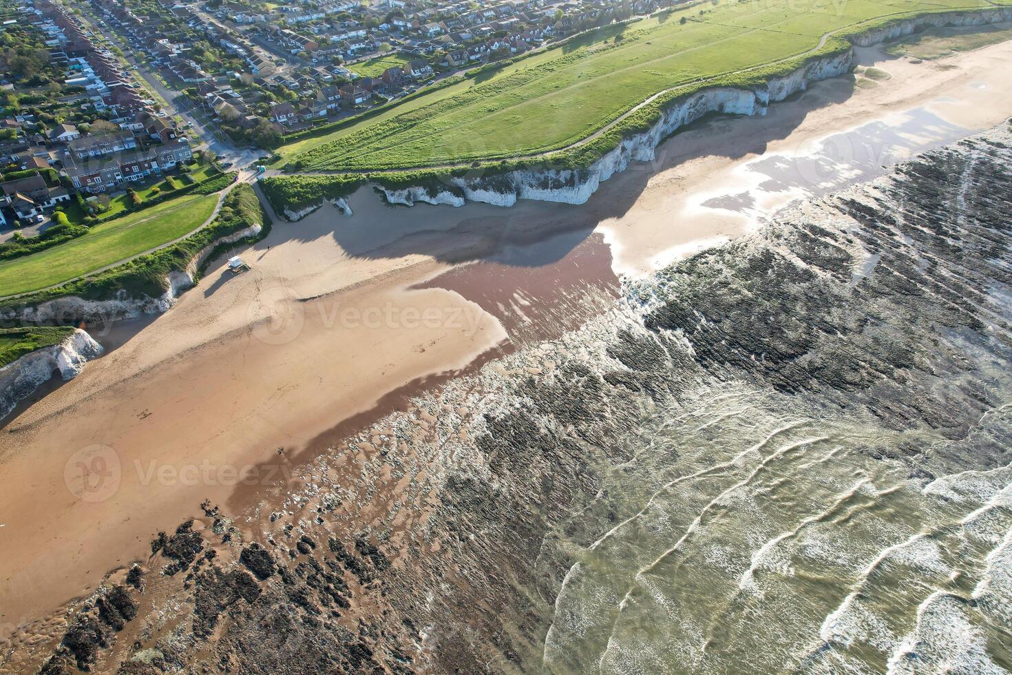 hoog hoek visie van plantkunde baai strand en zee visie gedurende zonsondergang Bij breedtrap kent, Engeland uk. april 21e, 2024 foto