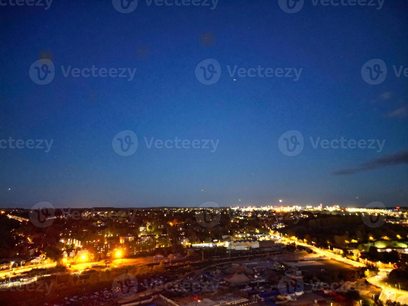 antenne visie van verlichte Brits stad van Engeland gedurende nacht foto