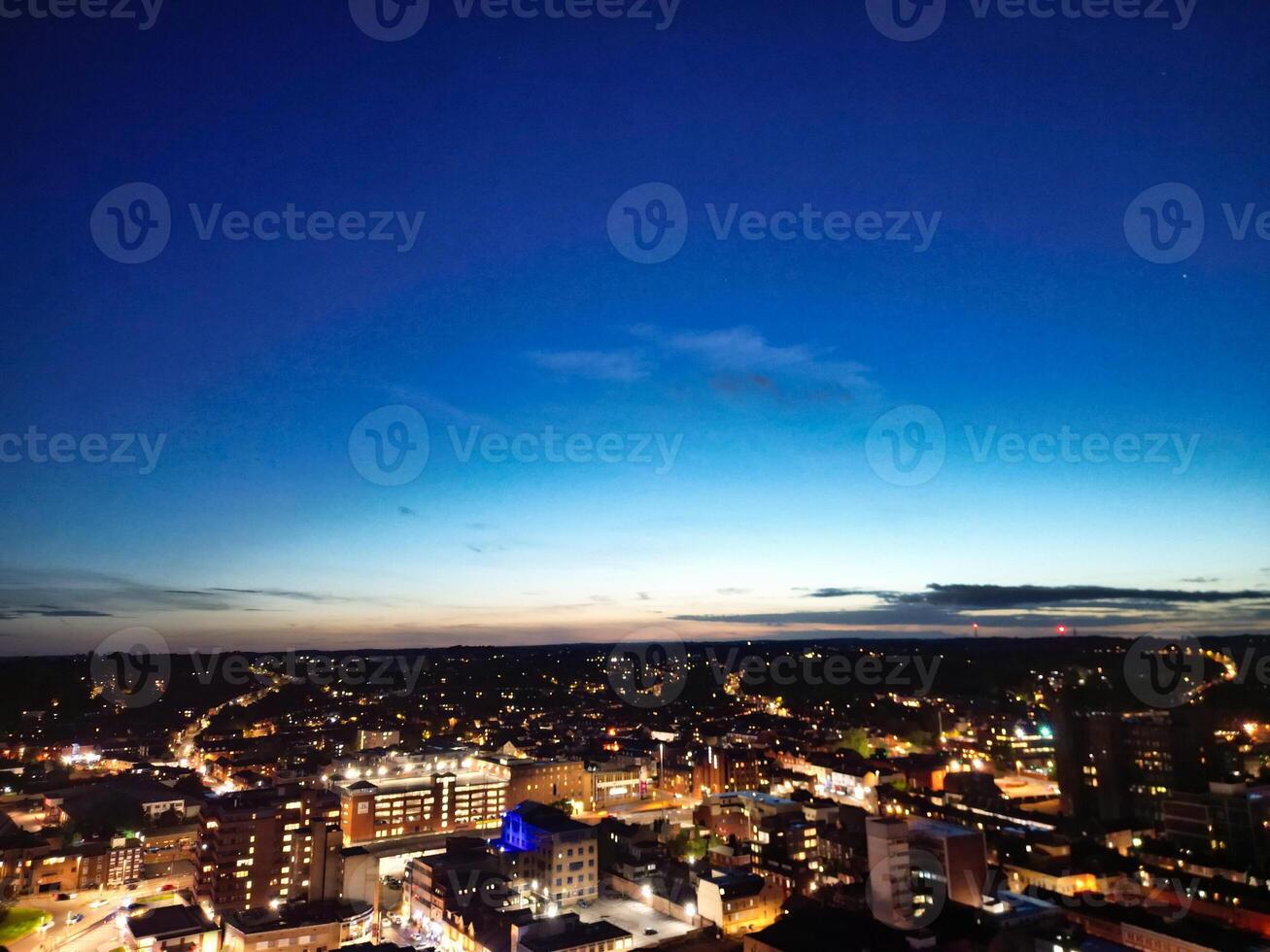 antenne visie van verlichte Brits stad van Engeland gedurende nacht foto