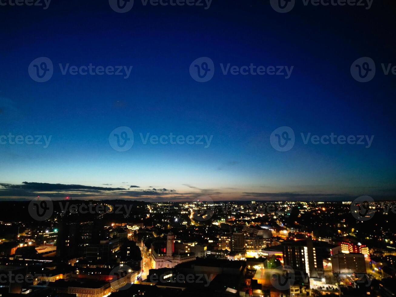 antenne visie van verlichte Brits stad van Engeland gedurende nacht foto