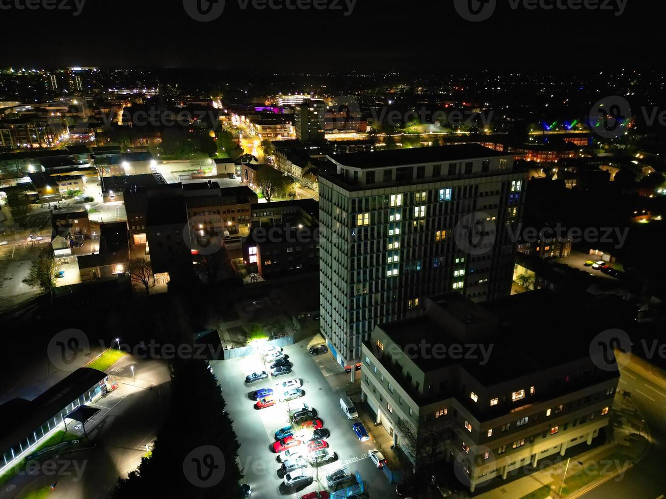 nacht antenne visie van verlichte historisch centraal bedford stad van Engeland uk. april 5e, 2024 foto