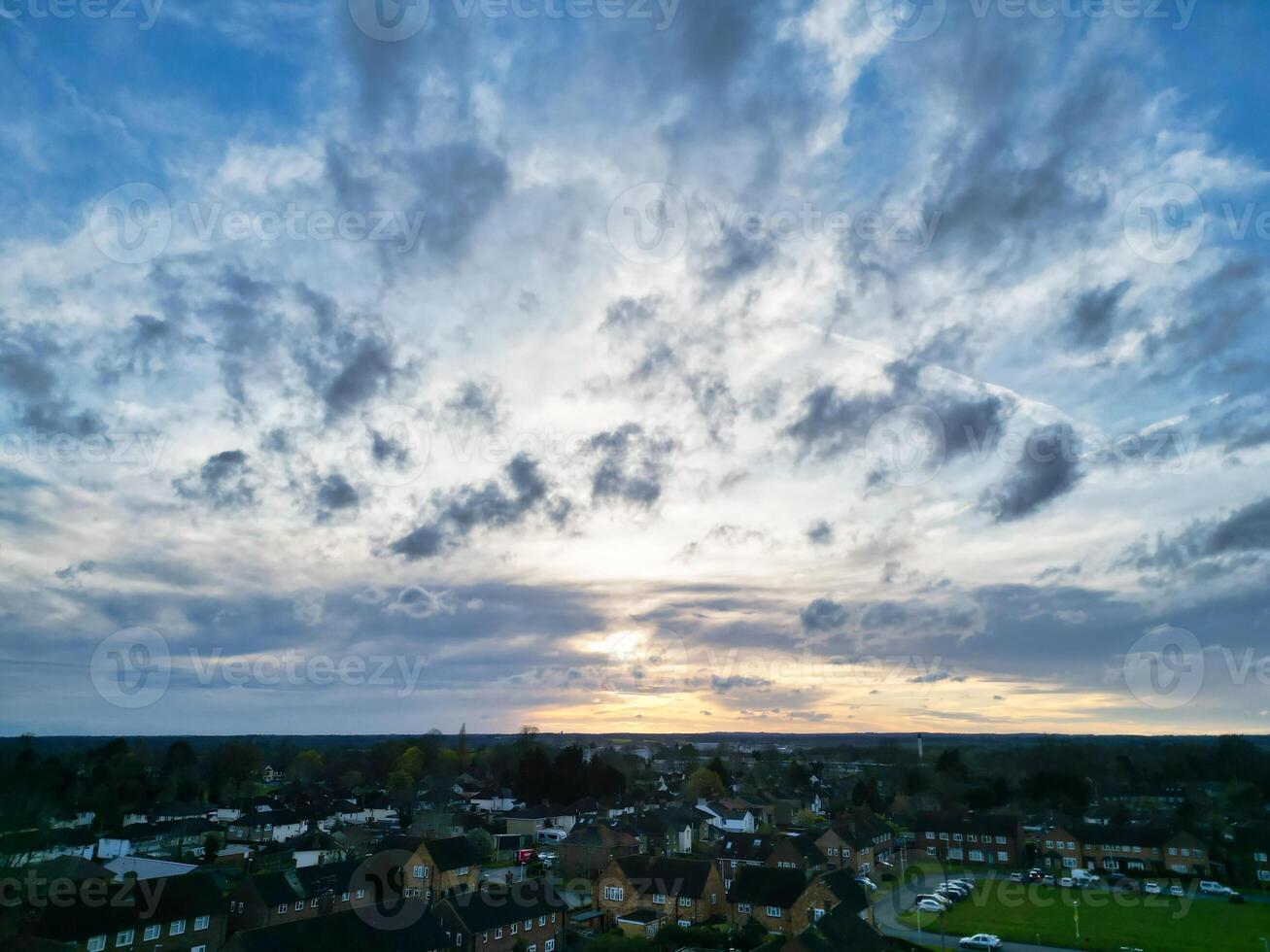 hoog hoek visie van hazenveld stad- Londen, uxbridge, Engeland. Verenigde koninkrijk gedurende zonsondergang. april 3e, 2024 foto