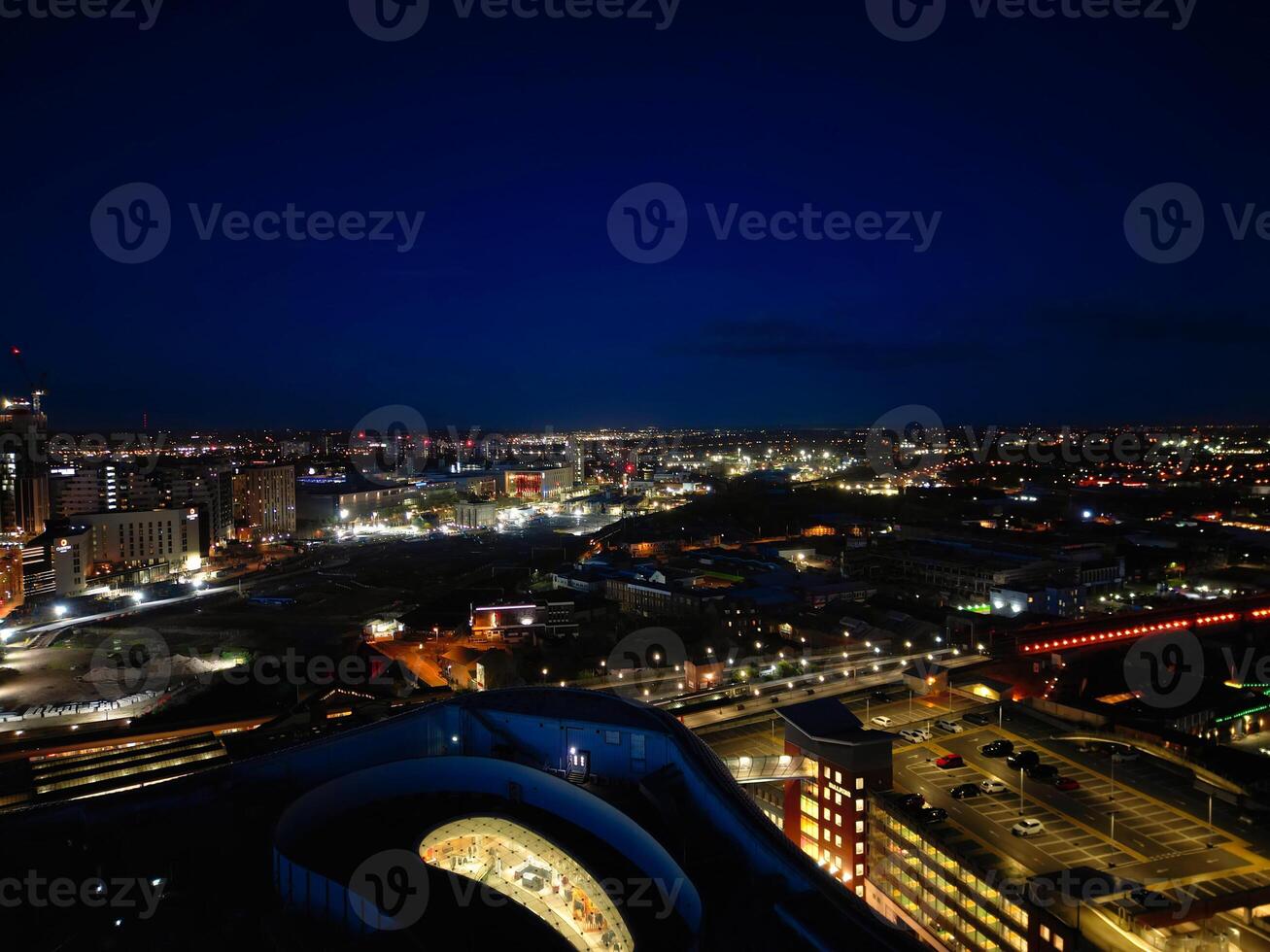 antenne nacht visie van verlichte stad centrum gebouwen van Birmingham centraal stad van Engeland Verenigde koninkrijk. maart 30e, 2024 foto