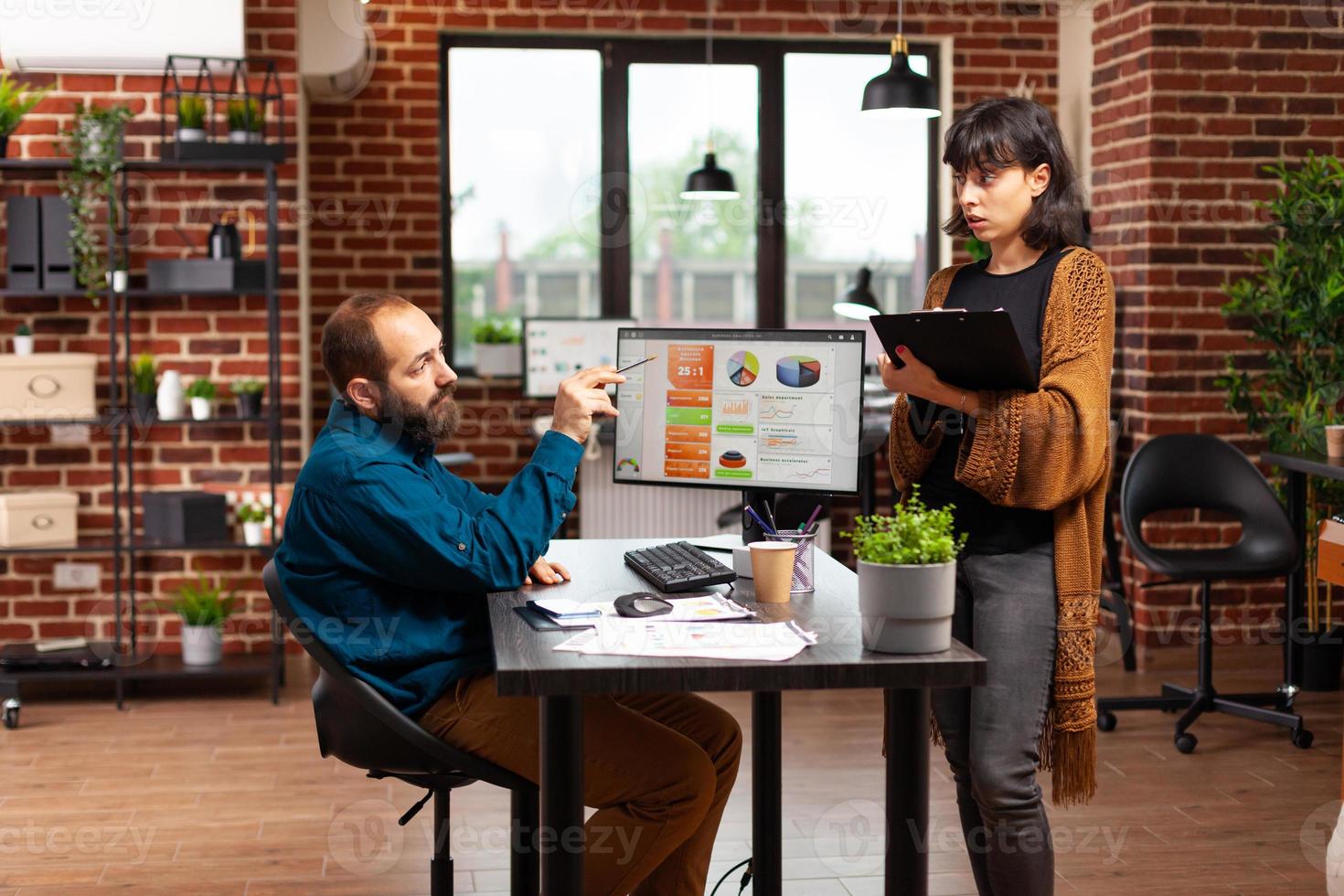 businessteam bespreekt marketingstrategie die bedrijfsgegevensgrafieken analyseert met behulp van computer foto