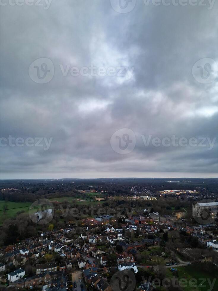 hoog hoek visie van verlichte centraal harpenden stad- van Engeland gedurende nacht. Verenigde koninkrijk. maart 16e, 2024 foto