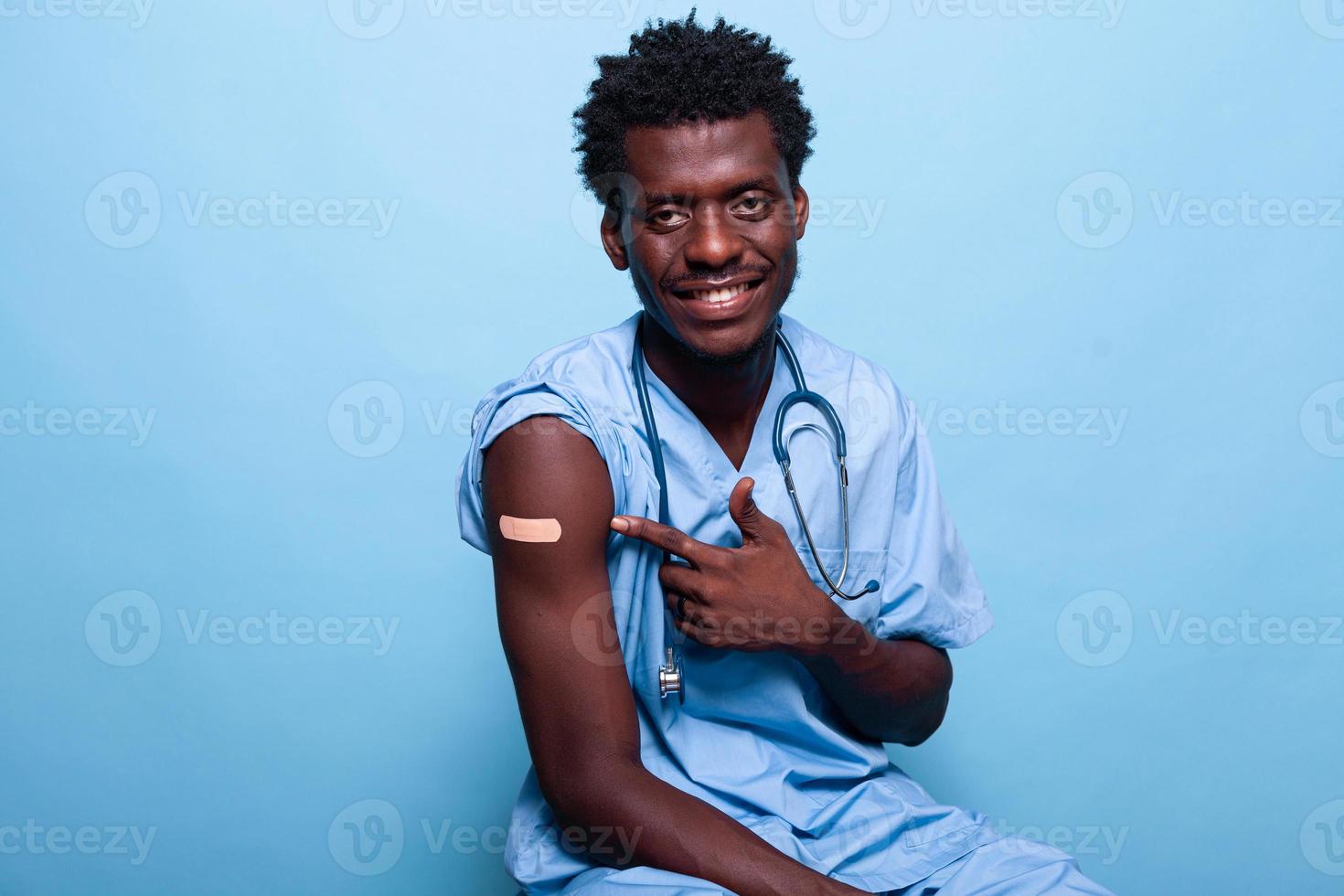 Afro-Amerikaanse verpleegster wijst naar verband met vaccinschot foto