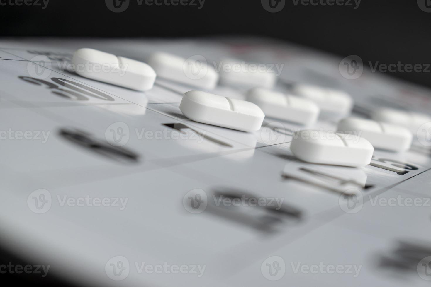 witte tabletten ronde vorm op een kalenderblad foto