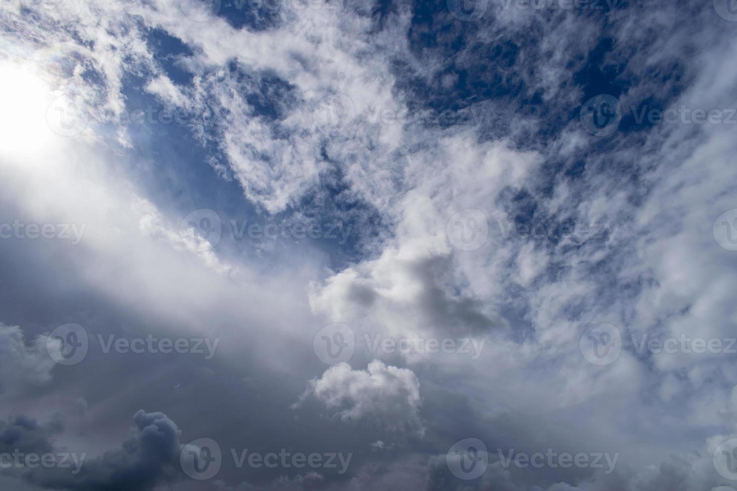 sombere onweerswolken met blauwe lucht foto