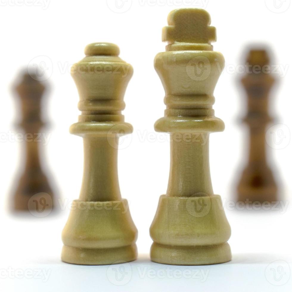 houten schaken in verschillende standen. foto