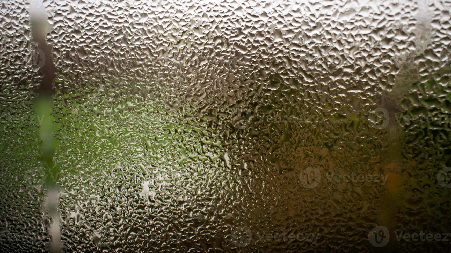 regendruppels op glas gestructureerde achtergrond. foto
