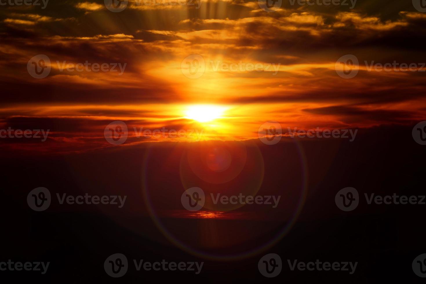 prachtige rode zonsondergang in de wolken foto