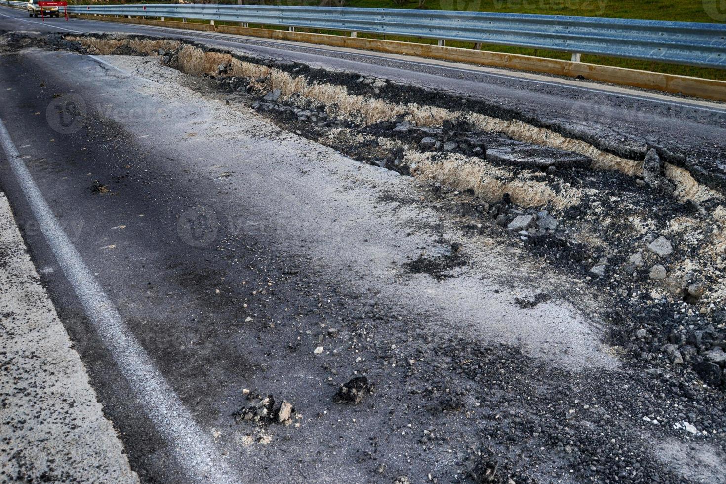 asfaltweg vernietigd door de aardverschuiving foto