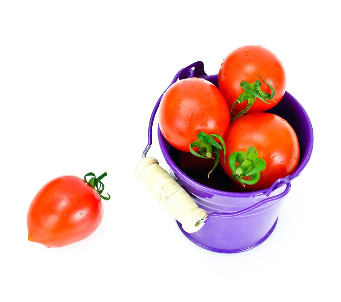 rode tomaten geïsoleerd op een witte achtergrond foto