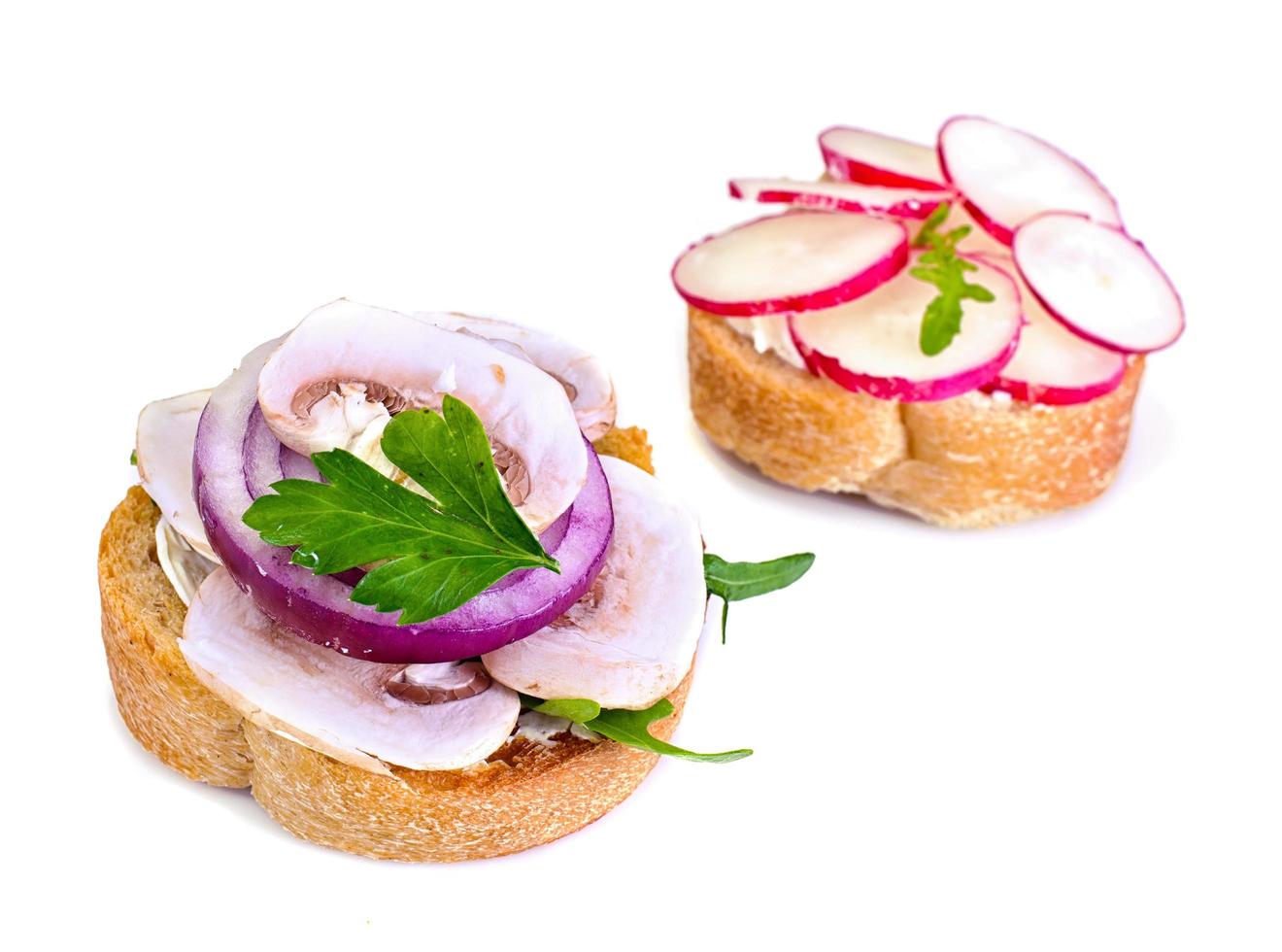 sandwich van maisbrood en champignons foto