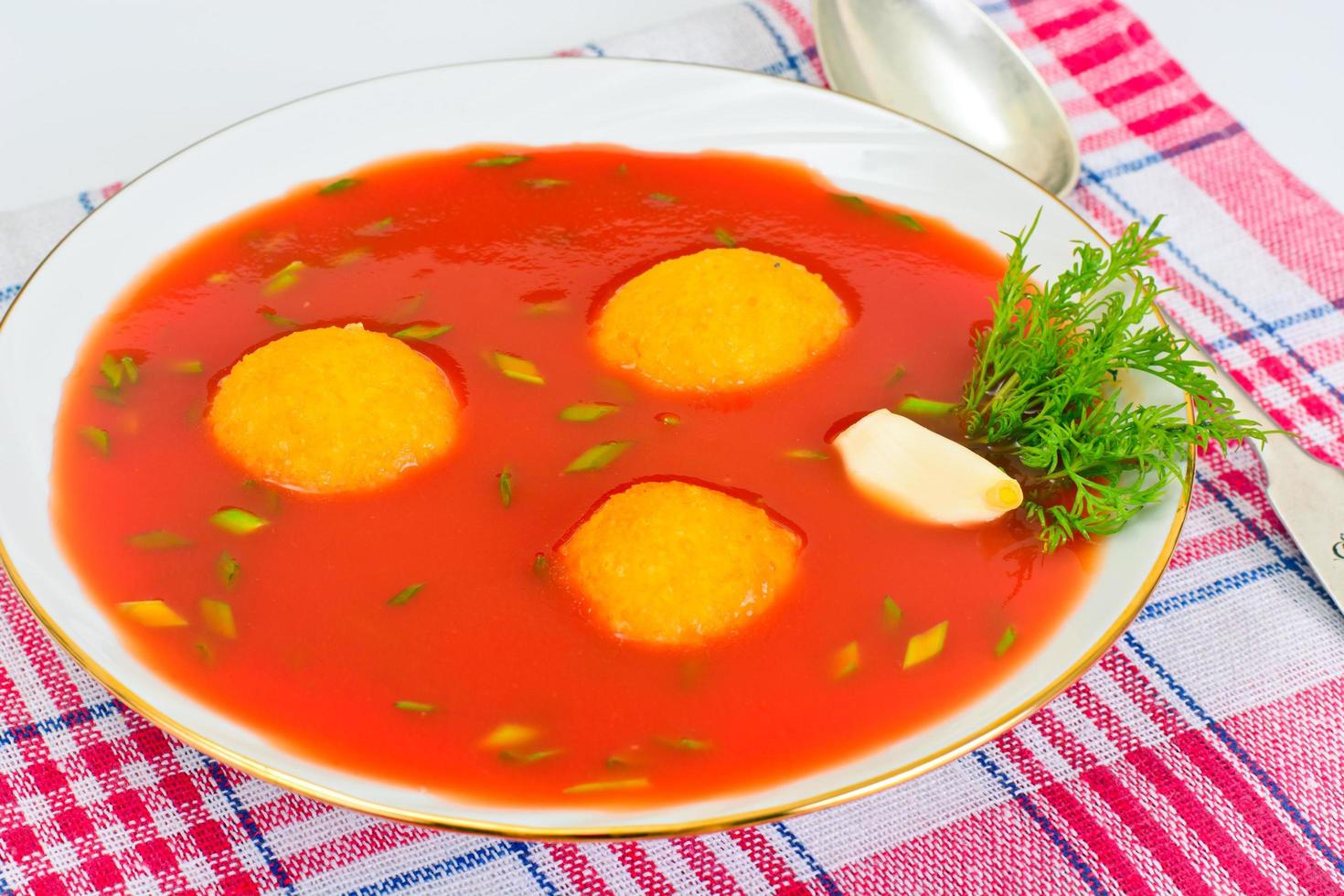 Tomatensoep Met Pikante Paprika's, Kaasballetjes, Knoflook en Peterselie foto