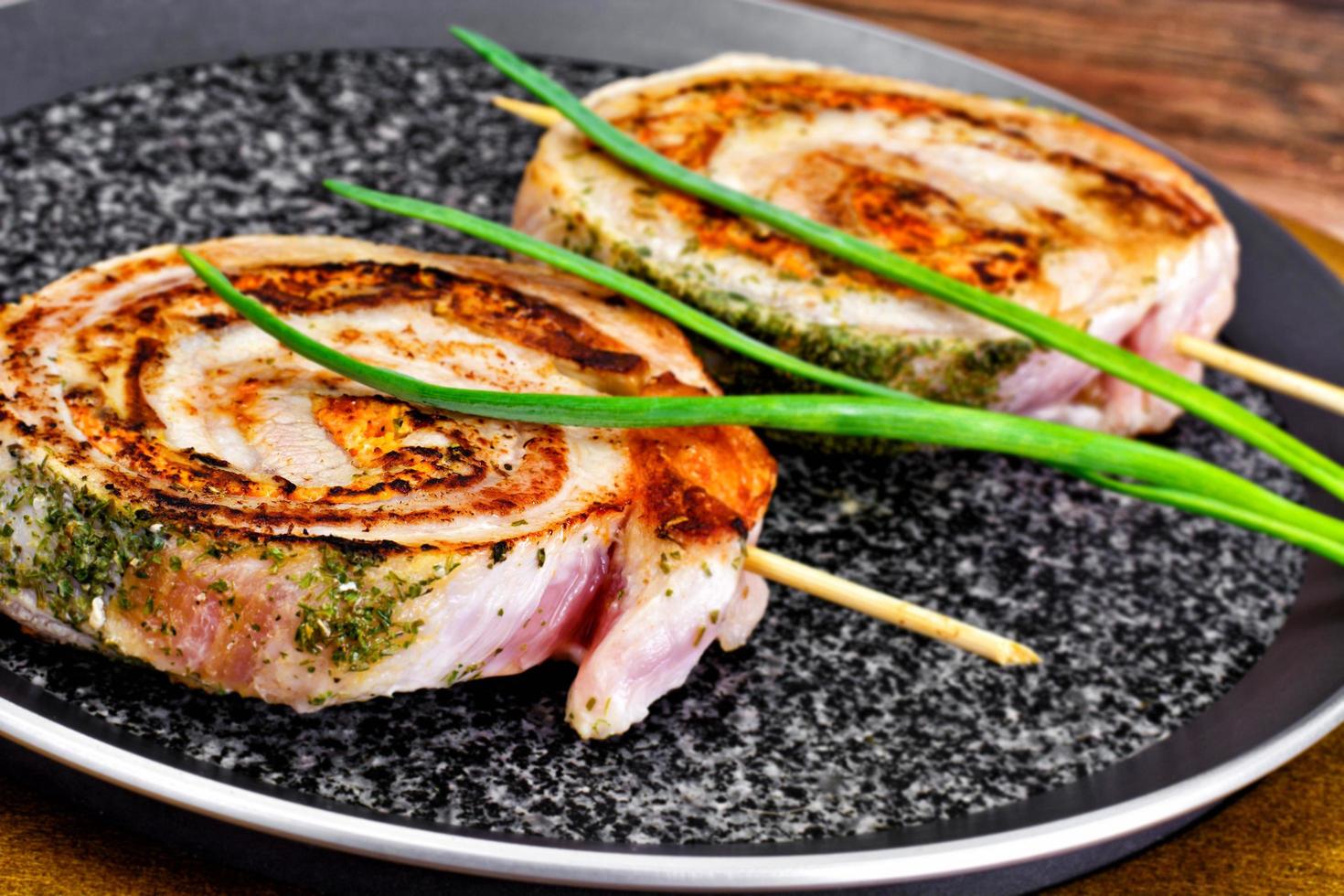 broodje spek met champignons, wortelen, groenten, barbecuegrill foto