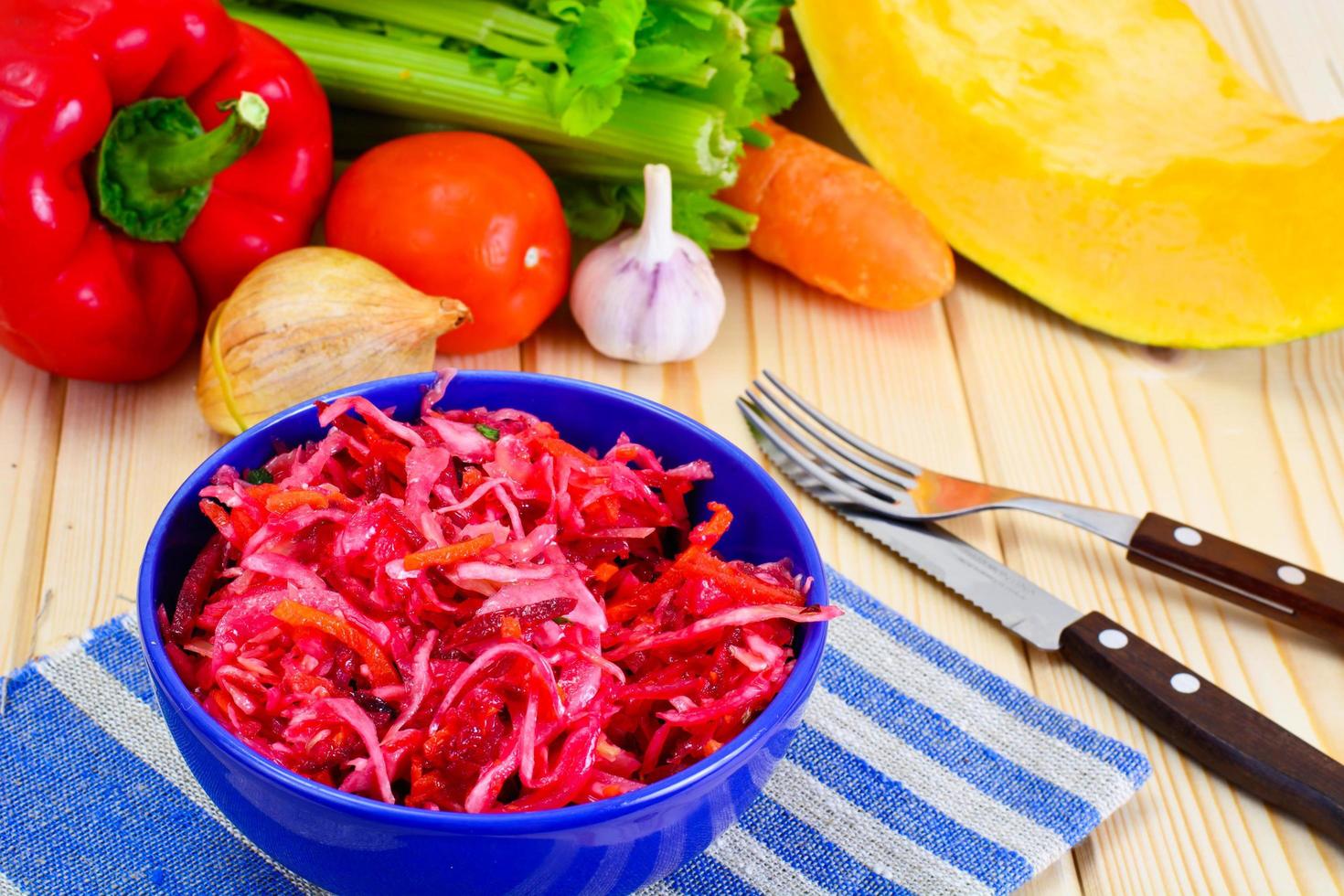 salade met bieten, wortel, kool en bleekselderij foto
