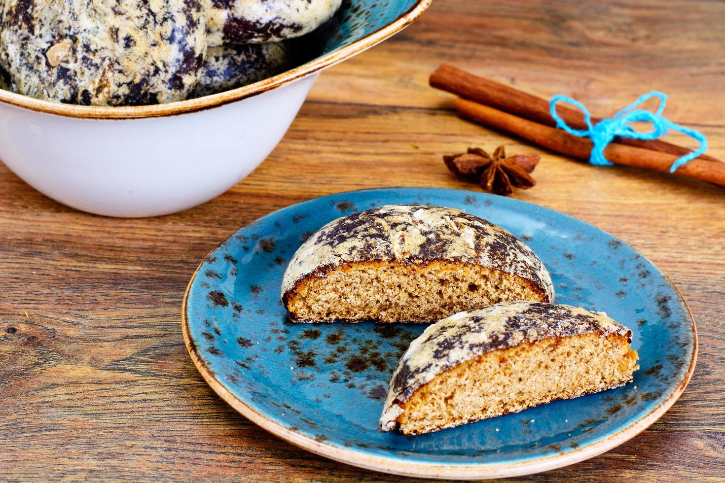 vers bereide heerlijke peperkoek, honingcake. foto