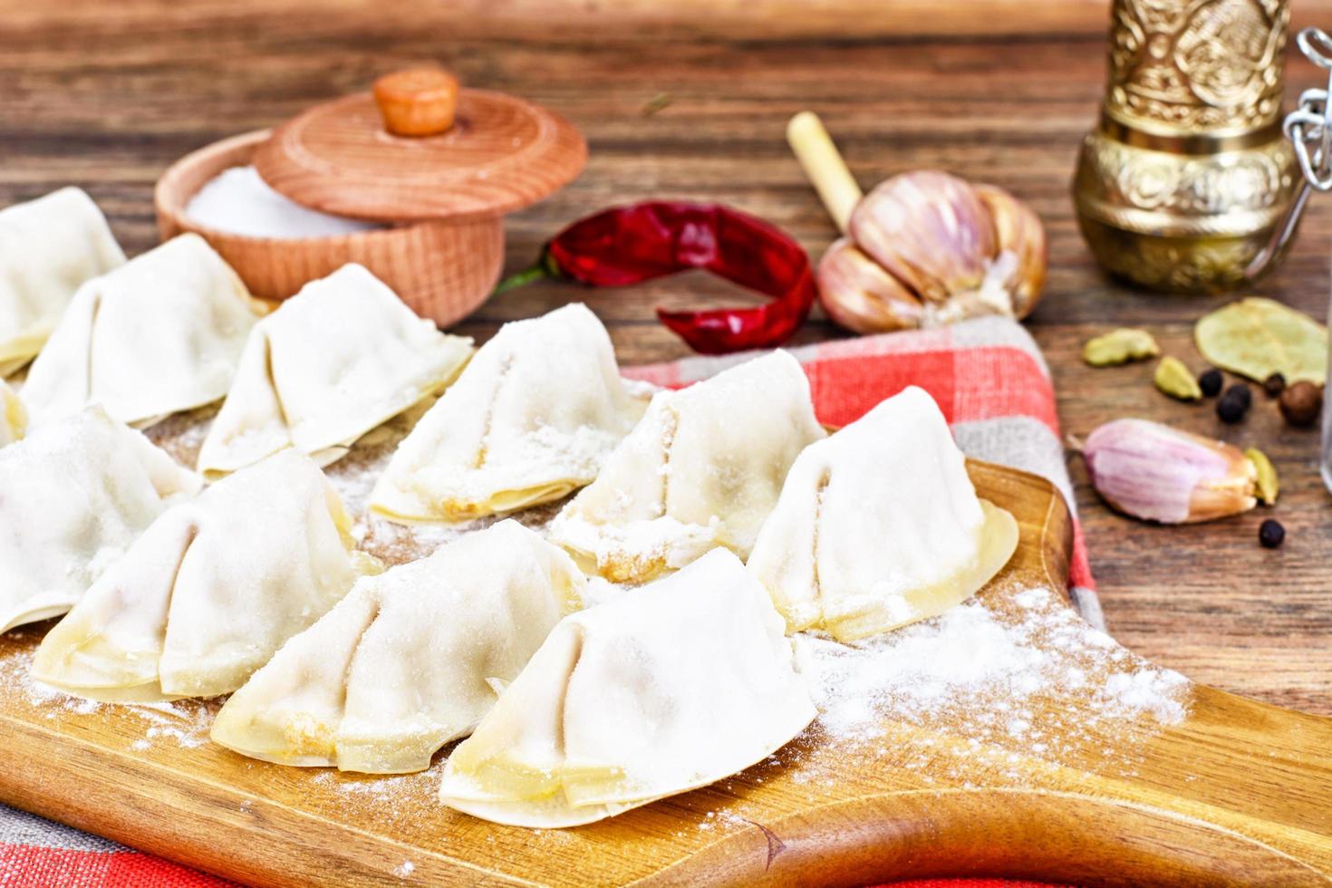 zelfgemaakte dumplings, russische pelmeni foto