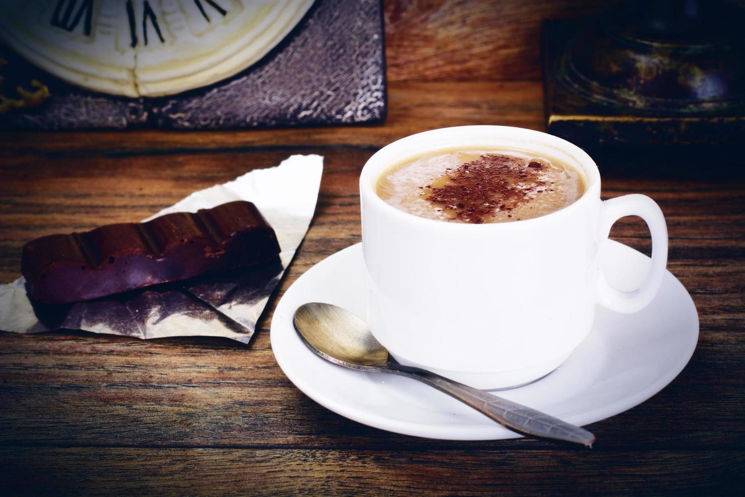 kopje koffie met chocolade op donkere achtergrond in retro vintage foto