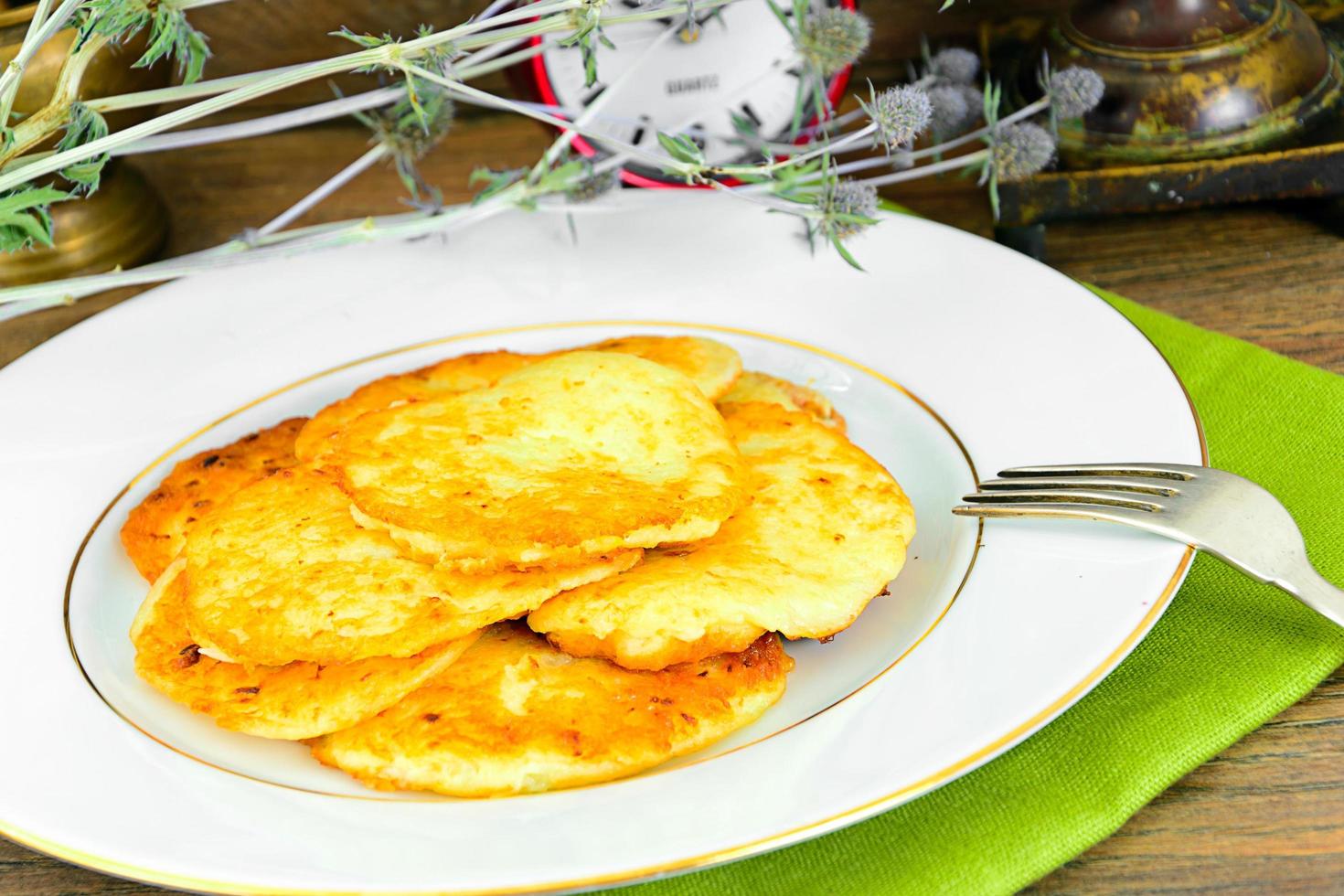 gebakken aardappelpannenkoekjes. Wit-Russische en Duitse keuken foto