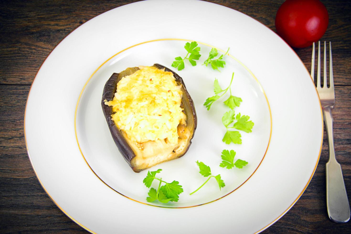 heerlijke gevulde aubergines en tomaten. foto