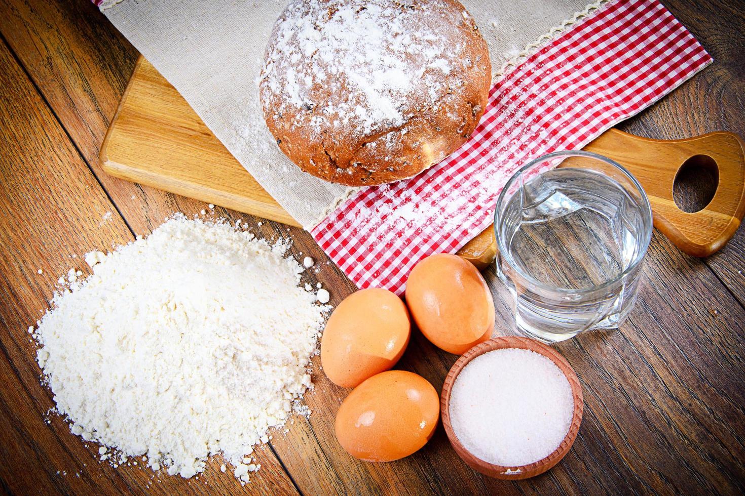 brood, bloem, ei en water. bakken foto