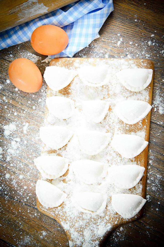 rauwe zelfgemaakte knoedels, Russische pelmeni foto