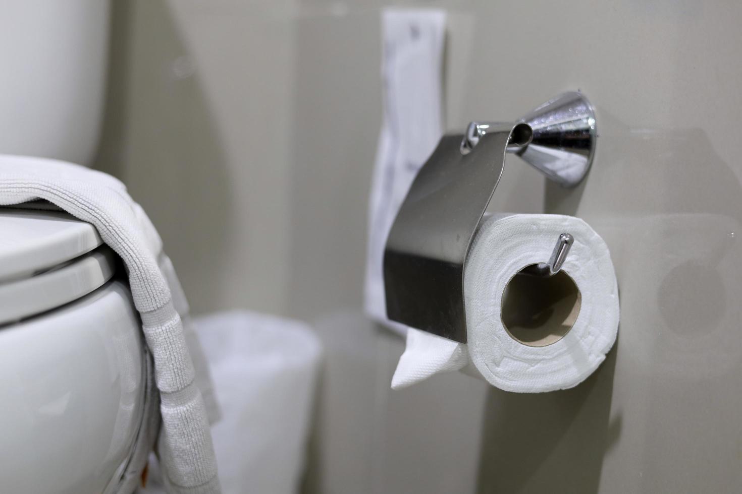 schoon toiletpapier in de badkamer. wordt opgevouwen en gebruikt voor de hotelgasten foto