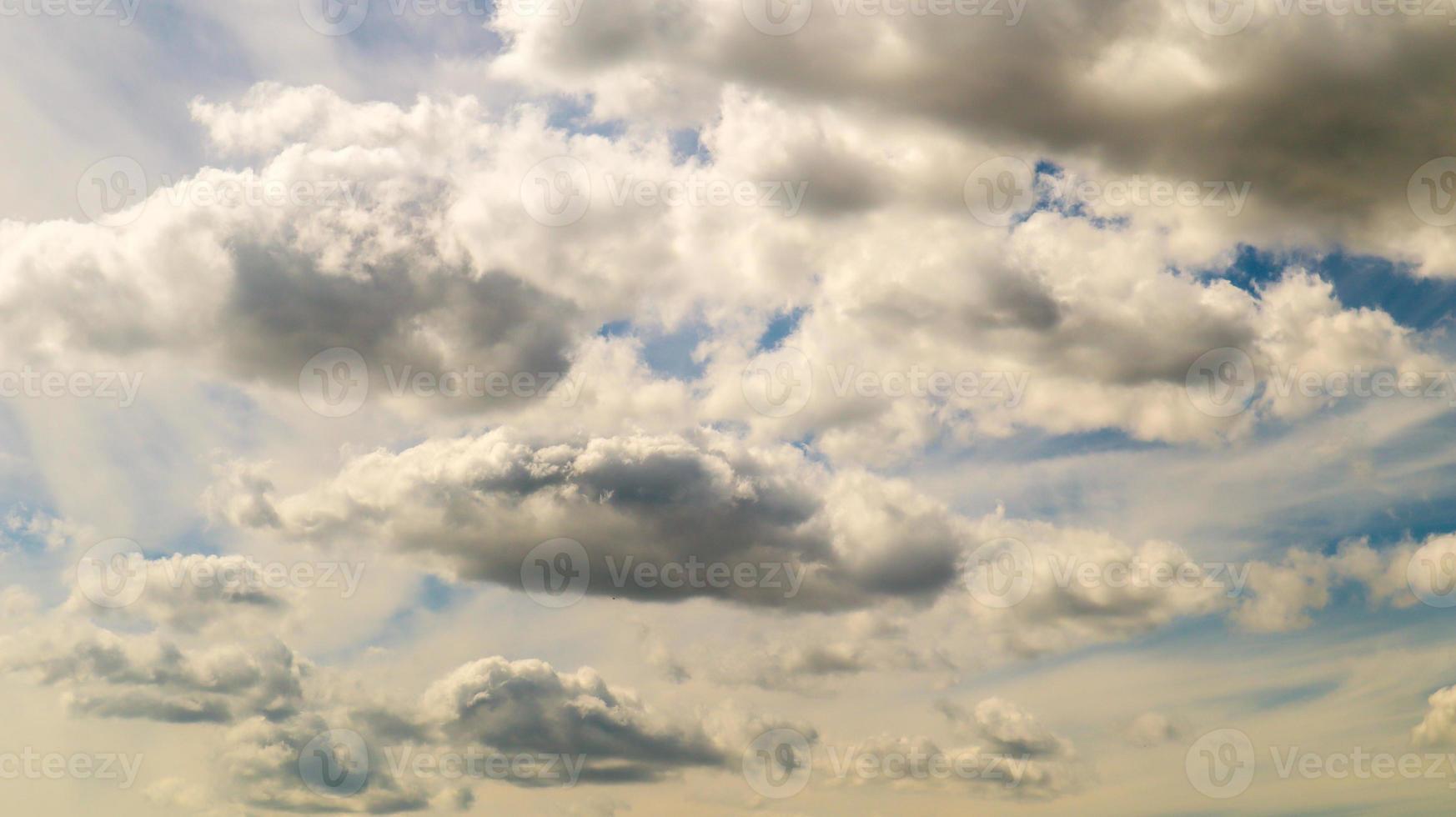 blauwe lucht met witte pluizige wolken en zon. stapelwolken. natuur weer blauwe lucht. mooie achtergrond witte wolken. foto