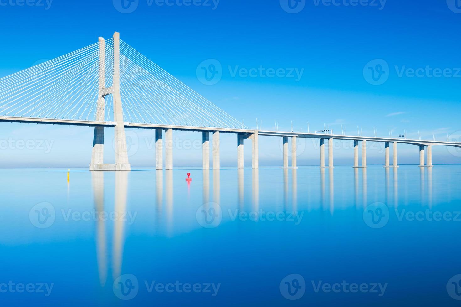 vasco da gama-brug weerspiegeld in de tejo-rivier, lissabon, portugal foto