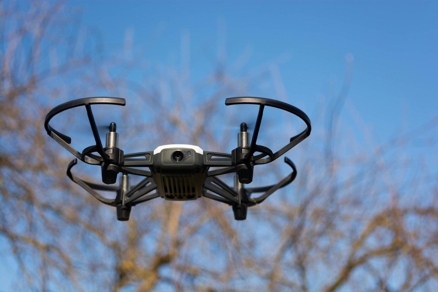 vliegende drone tegen de lucht en bomen foto