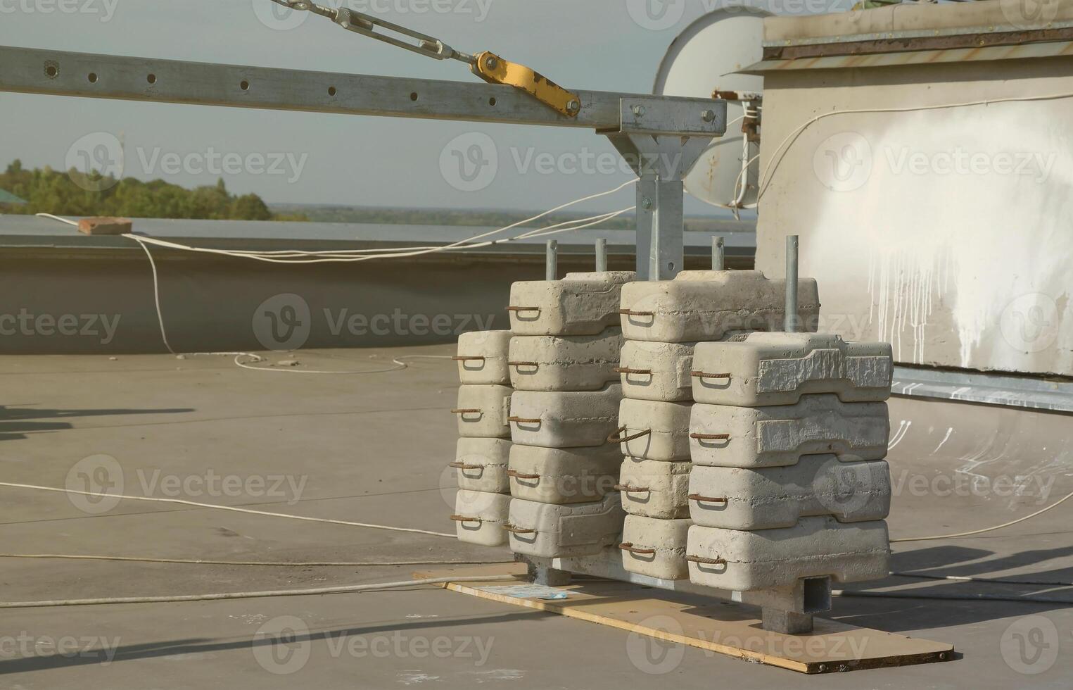 teller gewicht of gewicht balans beton blokken of bakstenen net zo een deel van geschorst draad touw platform voor facade werken Aan hoog met meerdere verdiepingen gebouwen. veel blokken met metaal handvatten foto