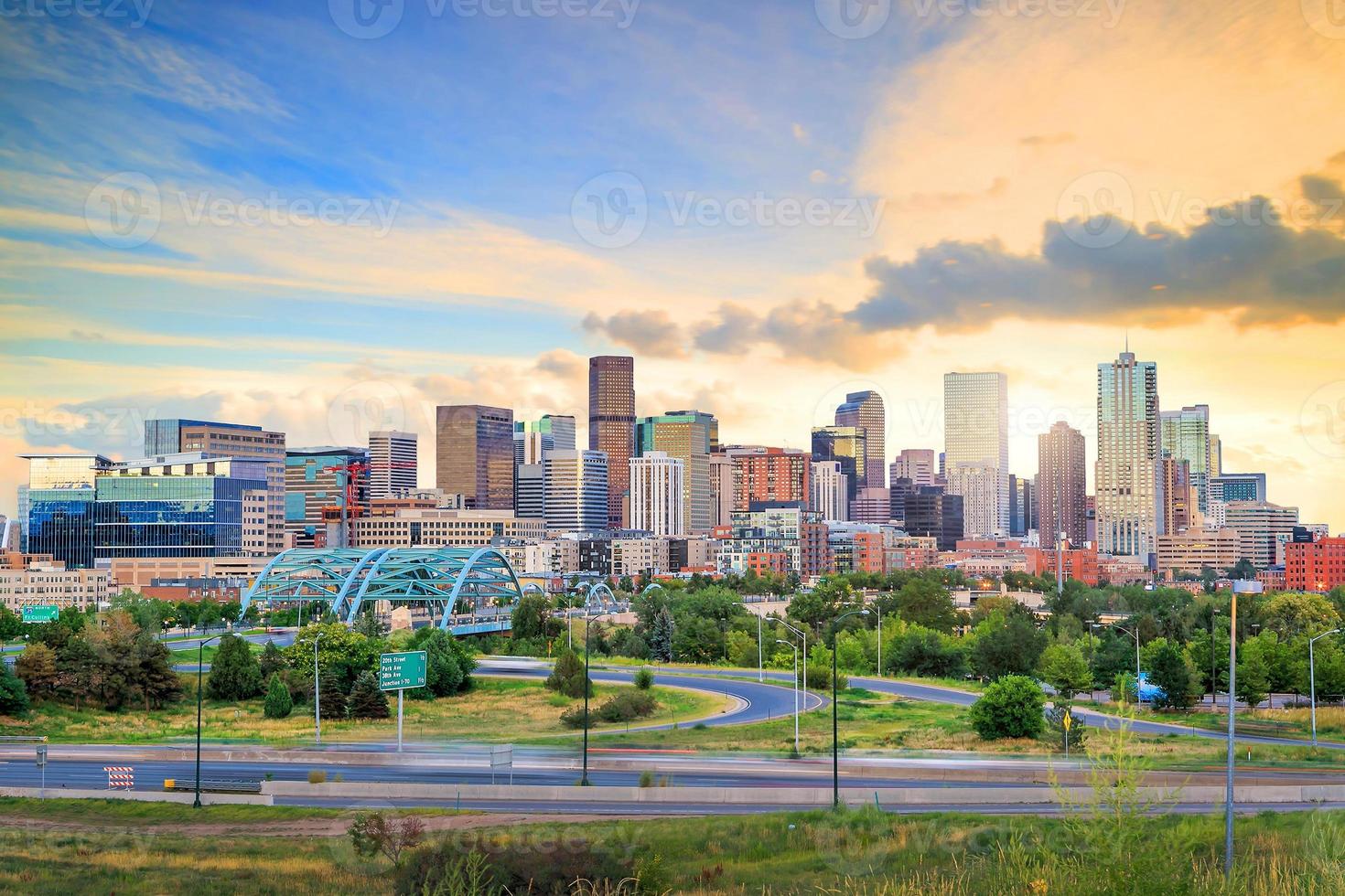 panorama van de skyline van Denver bij schemering. foto