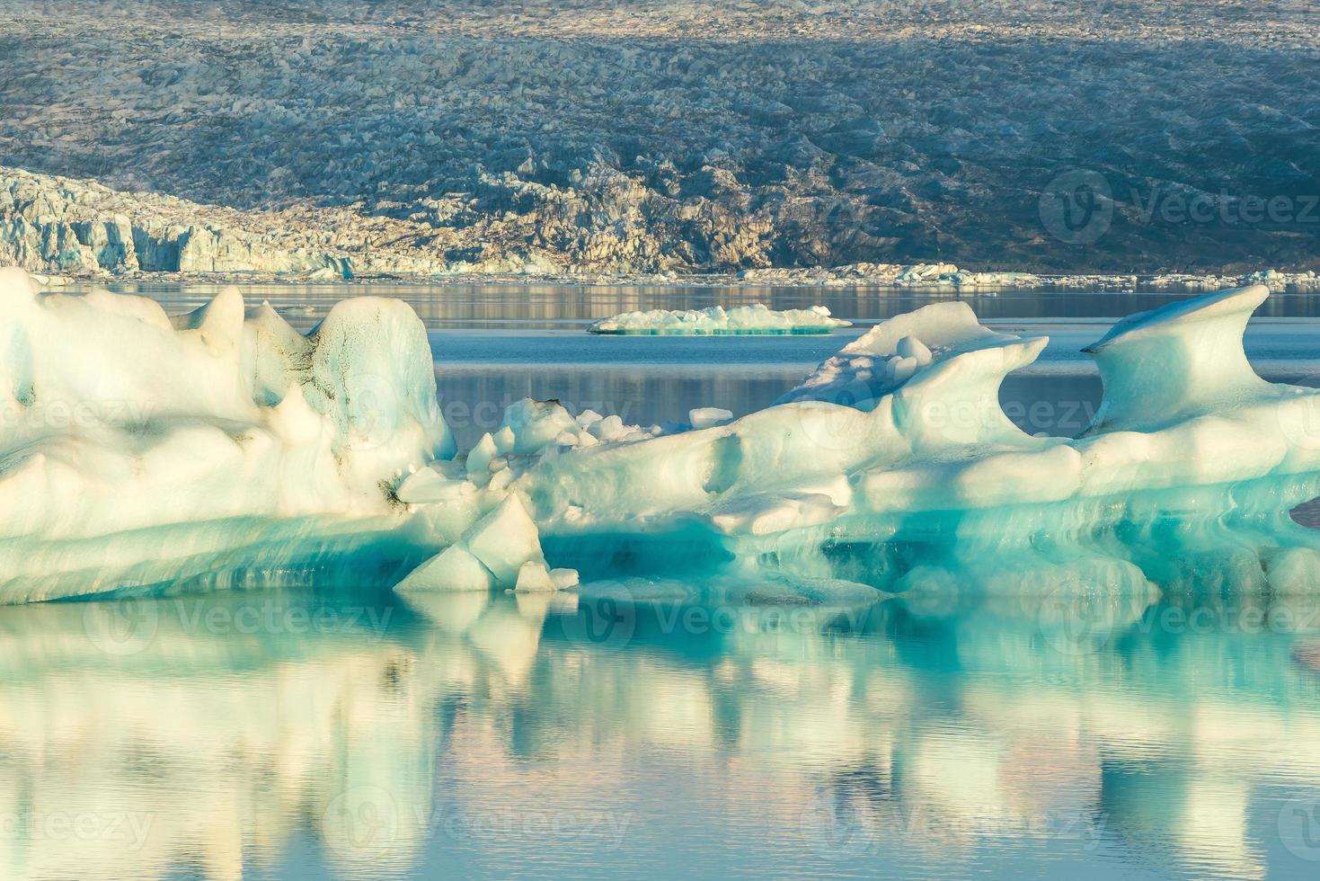 Jokulsarlon lagune met blauwe lucht drijvende ijsberg foto