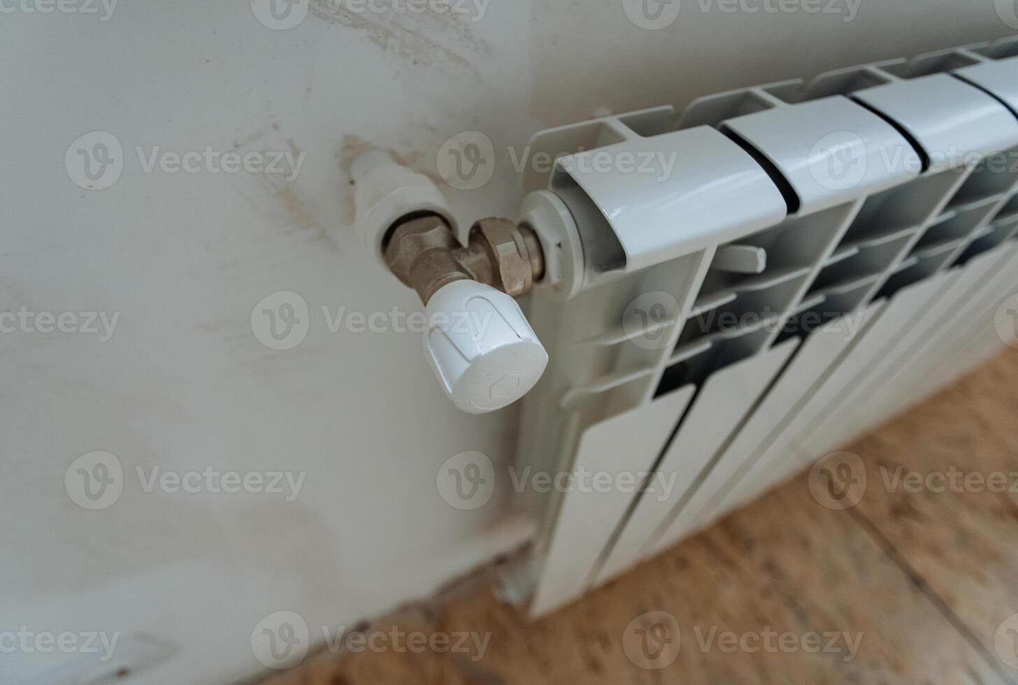 omgaan met warmte niveau regelgever in radiator, accu temperatuur controle kraan, huis verwarming, detailopname loodgieter foto