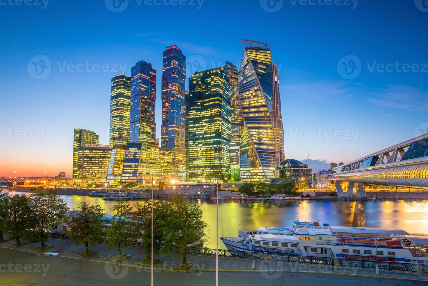 moderne wolkenkrabbers van de skyline van de stad van Moskou in de schemering foto