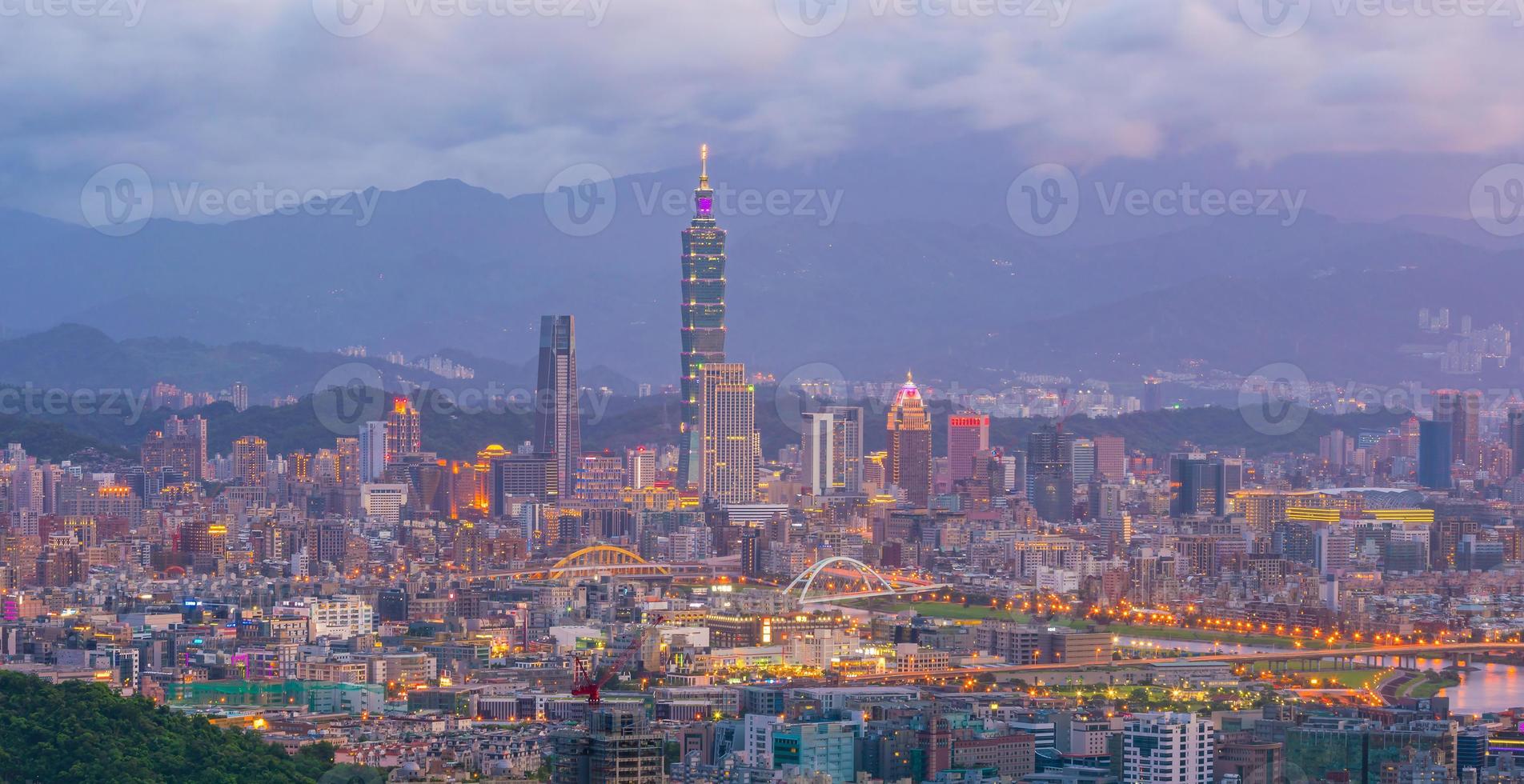 skyline van de stad van taipei bij schemering in taiwan foto