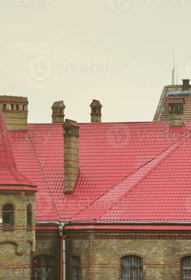 fragment van een metaal dak van de hersteld oud meerdere verdiepingen gebouw in leven, Oekraïne foto