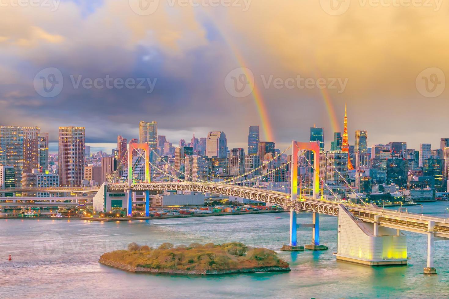 Tokyo skyline met Tokyo Tower en Rainbow Bridge foto